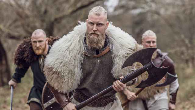 Unos vikingos se preparan para luchar.