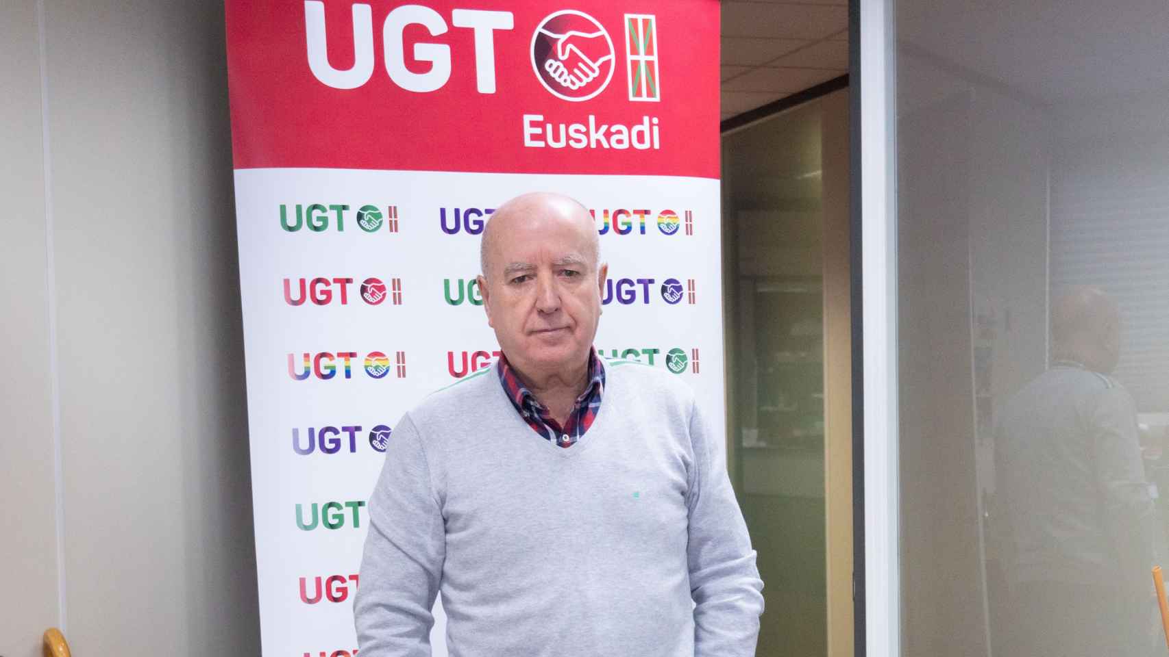 Arza posa con el cartel de UGT Euskadi / Nacha Abaitua