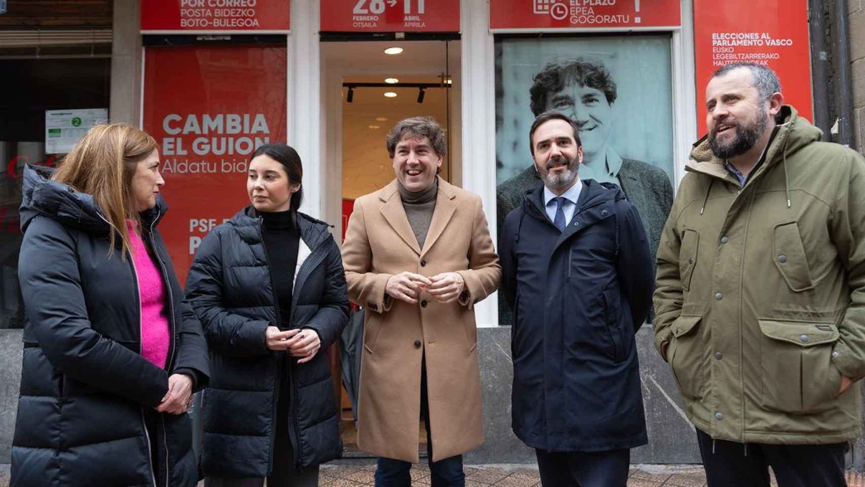 El secretario general del PSOE-EE Eneko Andueza junto a los candidatos por Álava, Aroa Jilete y Javier Hurtado / PSE-EE
