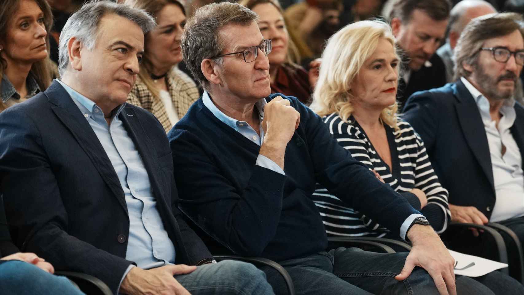 El líder de los populares vascos, Javier de Andrés, el presidente del PP, Alberto Núñez Feijóo, y el presidente del PP de Álava, Iñaki Oyarzábal.