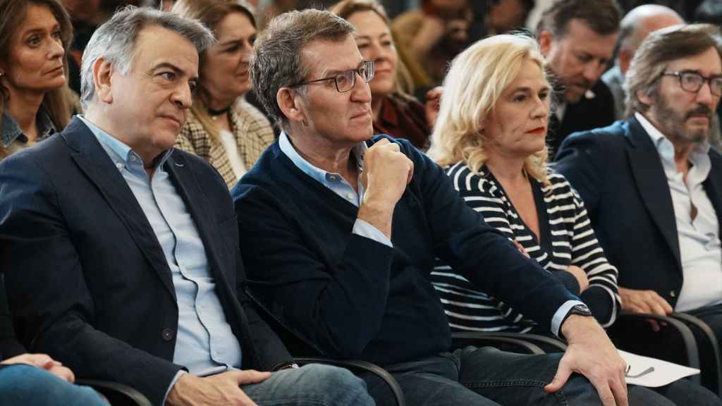 El líder de los populares vascos, Javier de Andrés, el presidente del PP, Alberto Núñez Feijóo, y el presidente del PP de Álava, Iñaki Oyarzábal.