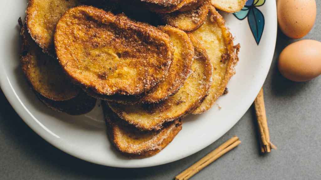 Torrijas típicas españolas con azúcar y canela.