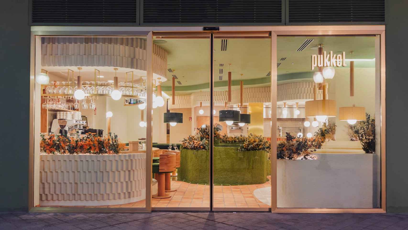 Aspecto exterior e interior de 'Pukkel', restaurante ubicado en el centro de Huesca.