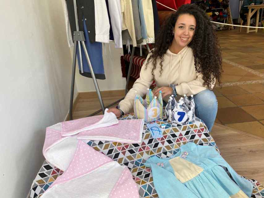 Alba abrió un negocio de telas y confección en La Bañeza (León)