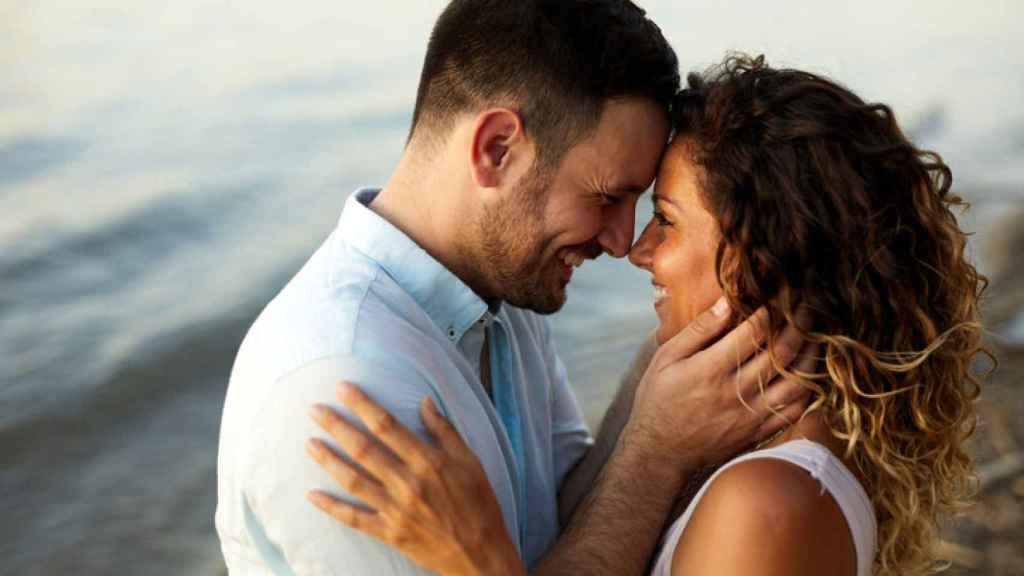 Una pareja de enamorados junto al río.