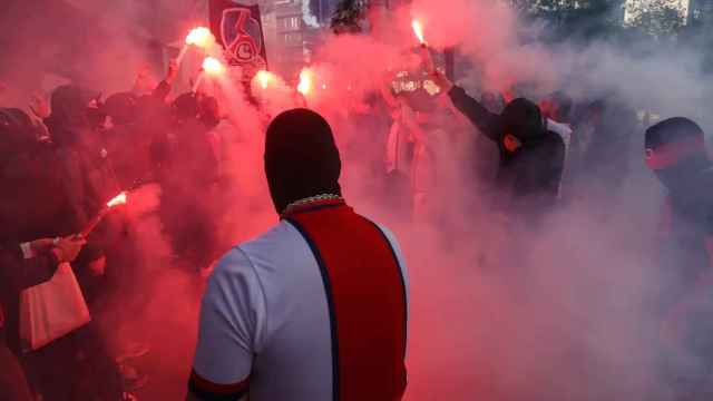 Ultras del París Saint Germain, reunidos en la sede del club esta temporada.
