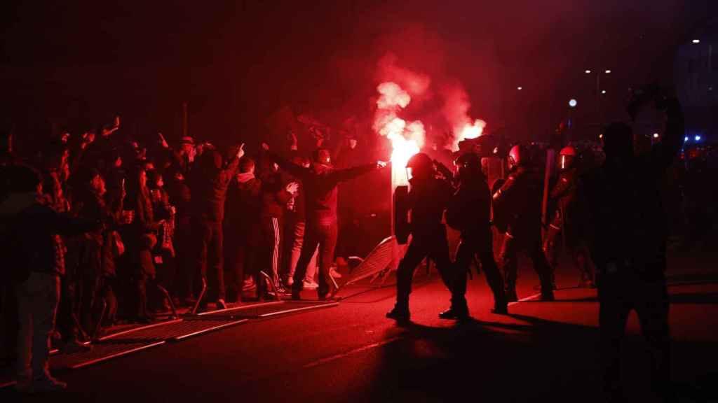 Agentes de la Ertzaintza montan guardia durante el dispositivo policial desplegado antes del encuentro de vuelta de octavos de final de la Champions ente la Real Sociedad y el PSG en San Sebastián / Javier Etxezarreta - EFE