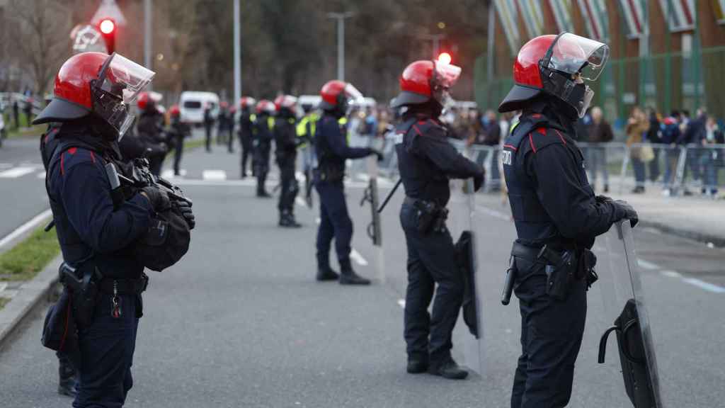 Agentes de la Ertzaintza montan guardia durante el dispositivo policial / Javier Etxezarreta - EFE