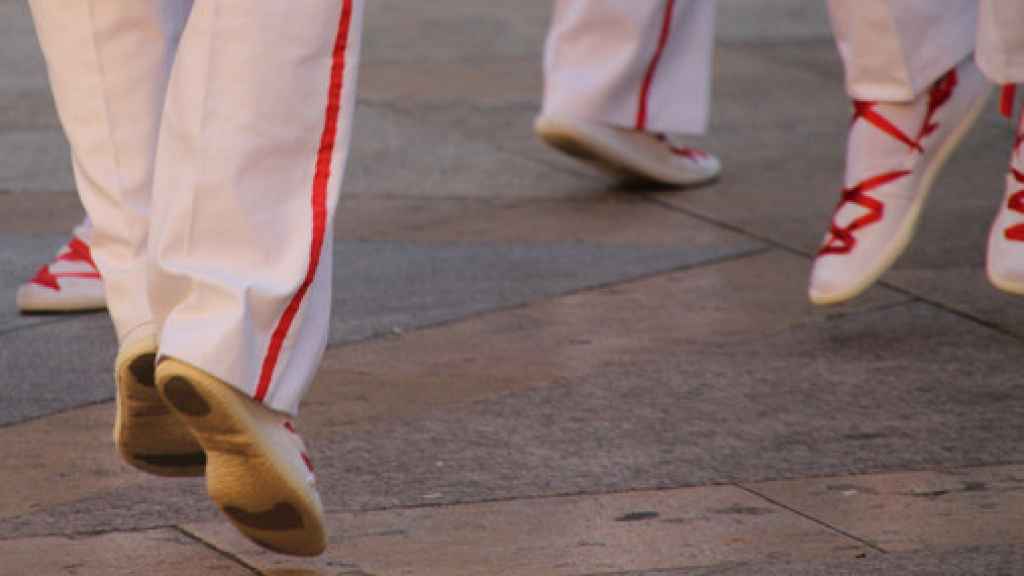 Un grupo de bailarines vascos realizan la danza típica.