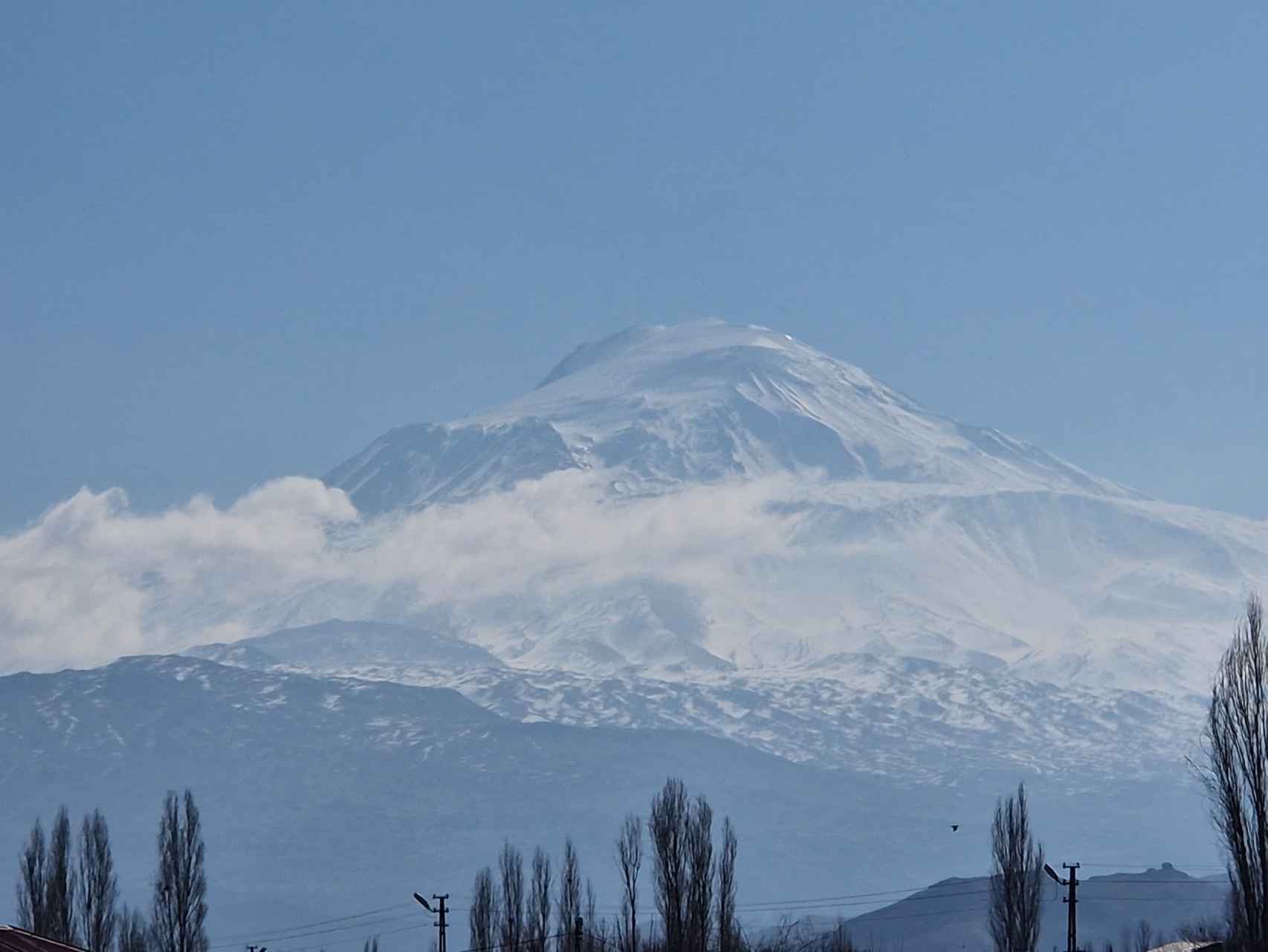 El Ararat, destino de montañeros experimentados y senderistas bien entrenados, está compuesto de basalto. Son las piedras basálticas las que cubren los distintos caminos de acceso / A. VIRI