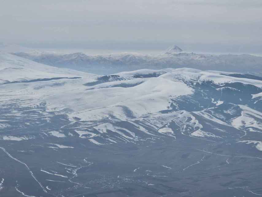 Desde tierra o desde el aire, el Ararat muestra toda su majestuosidad destacando sobre el resto de los volcanes de la cadena montañosa. Sin embargo es, al parecer, desde el monasterio armenio de Khor Virap donde se obtienen las mejores vistas / A. VIRI