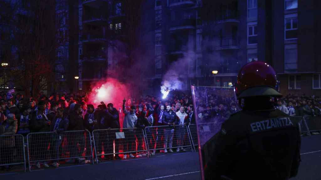 Agentes de la Ertzaintza montan guardia durante el dispositivo policial desplegado antes del encuentro de vuelta de octavos de final de Liga de Campeones ente la Real Sociedad y el PSG en San Sebastián / Javier Etxezarreta - EFE