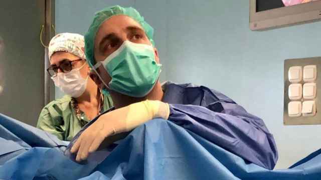 Momento de una cirugía ginecológica por puerto único vaginal