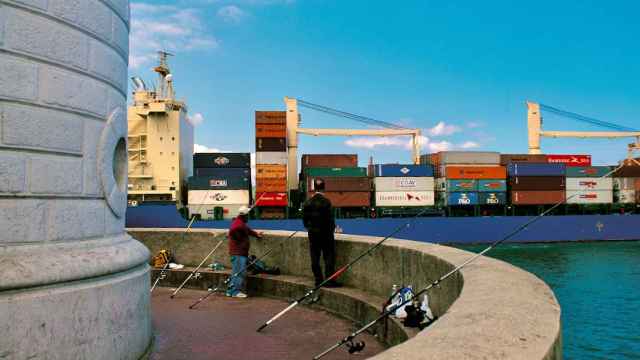 Un buque cargado de contenedores entra al Puerto de Bilbao / X BilbaoPort