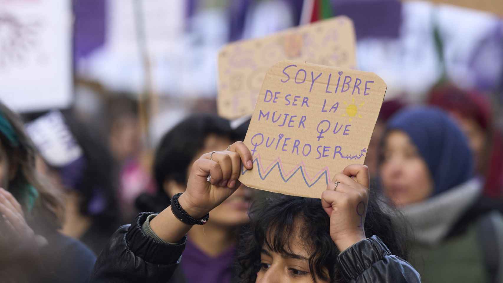 Manifestación convocada este viernes 8 de marzo por los colectivos feministas de Vitoria con motivo del Día de la Mujer/ EFE/Adrian Ruiz Hierro