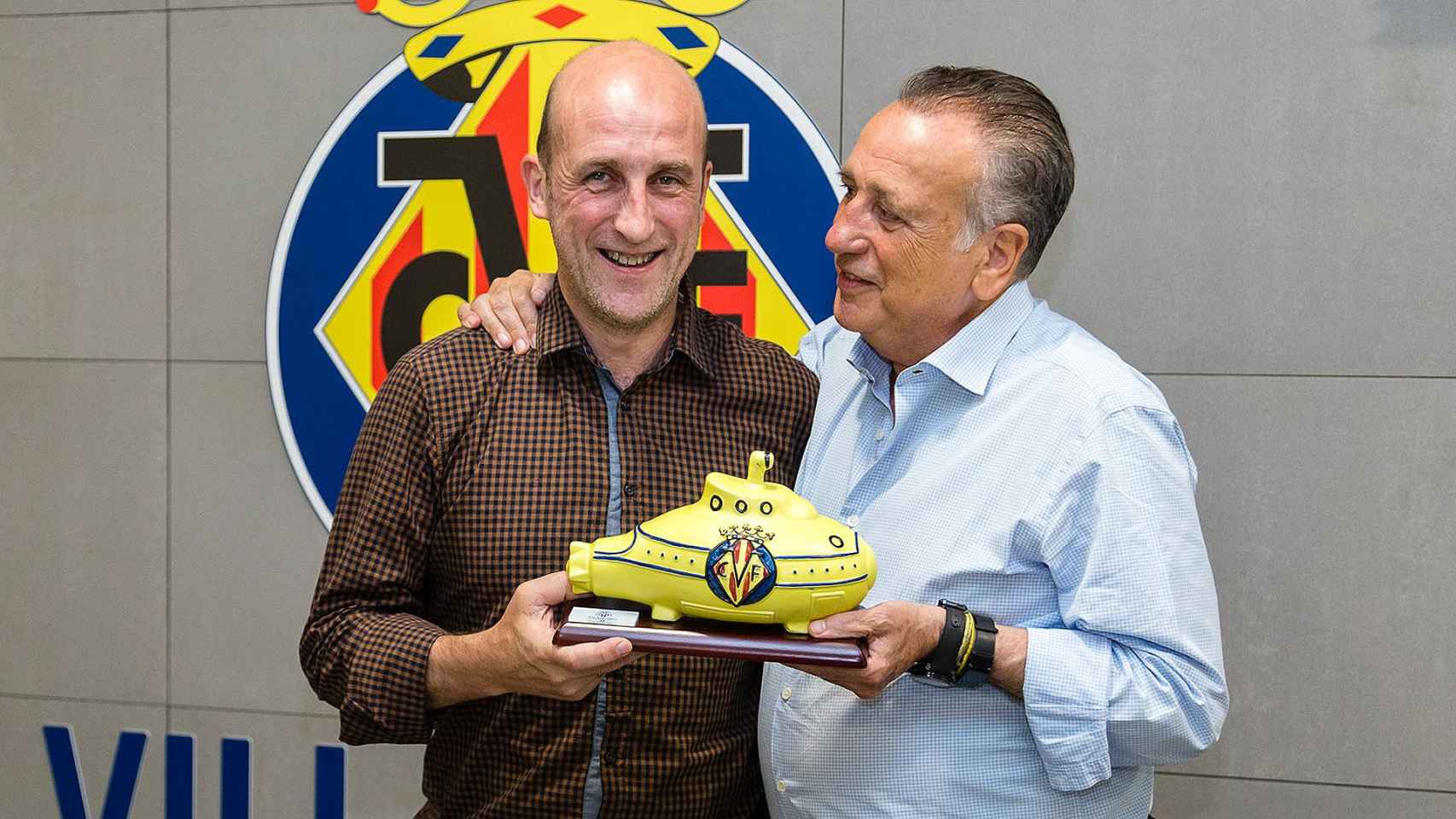 Aitor Arregi, junto al actual presidente del Villarreal, Fernando Roig.