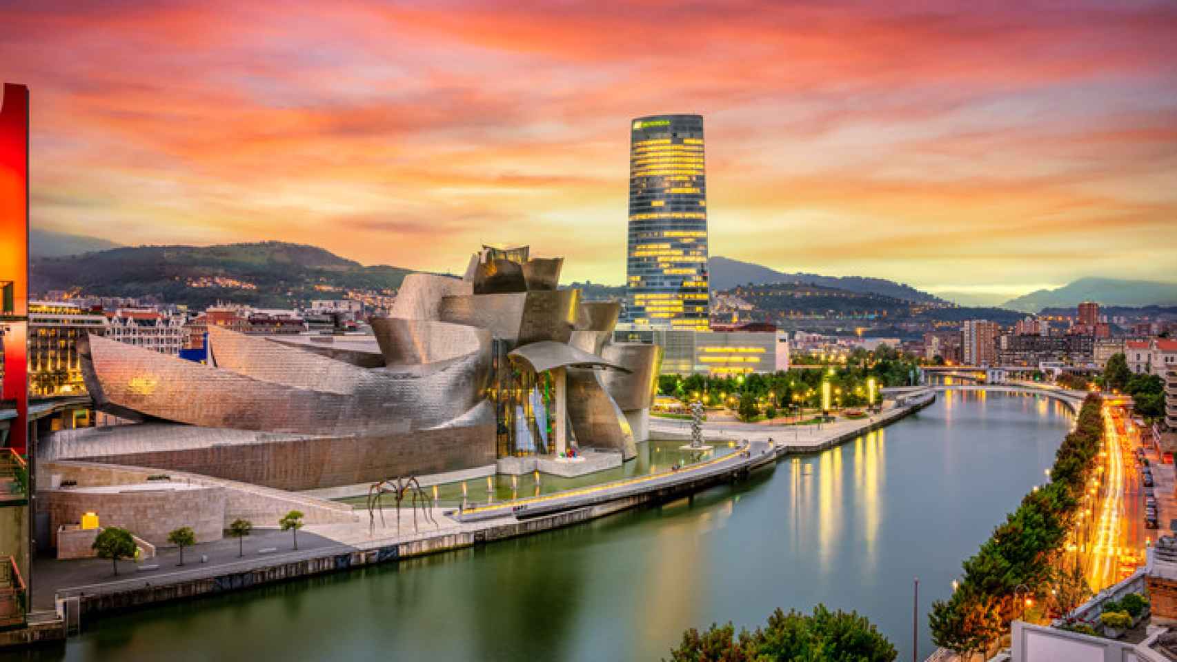 La ciudad de Bilbao con el Museo Guggenheim.