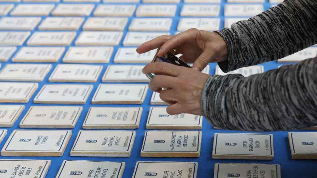 Vista de las placas con los nombres de la víctimas durante el acto en memoria de los mismos organizado por el Ayuntamiento de Madrid / J.J. GUILLÉN