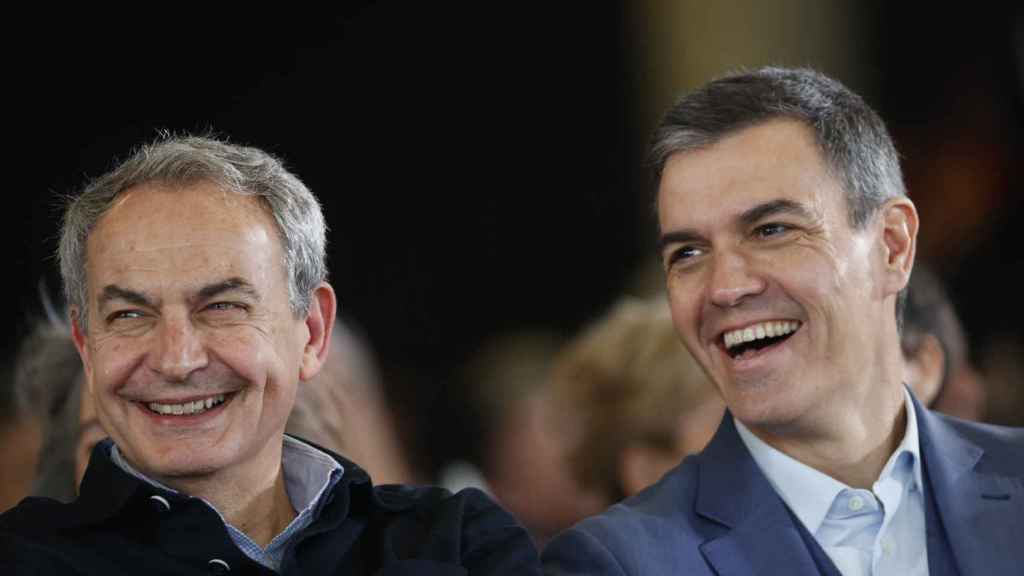 El presidente del Gobierno Pedro Sánchez (d) y al expresidente José Luis Rodríguez Zapatero (i) durante un acto en el que el PSOE homenajea a este último al cumplirse 20 años de la formación de su primer Gobierno/ EFE/ Luis Tejido