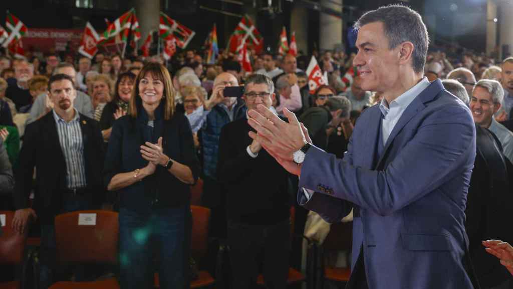 El presidente del Gobierno Pedro Sánchez (d) durante un acto en el que el PSOE homenajea al expresidente José Luis Rodríguez Zapatero al cumplirse 20 años de la formación de su primer Gobierno/ EFE/ Luis Tejido