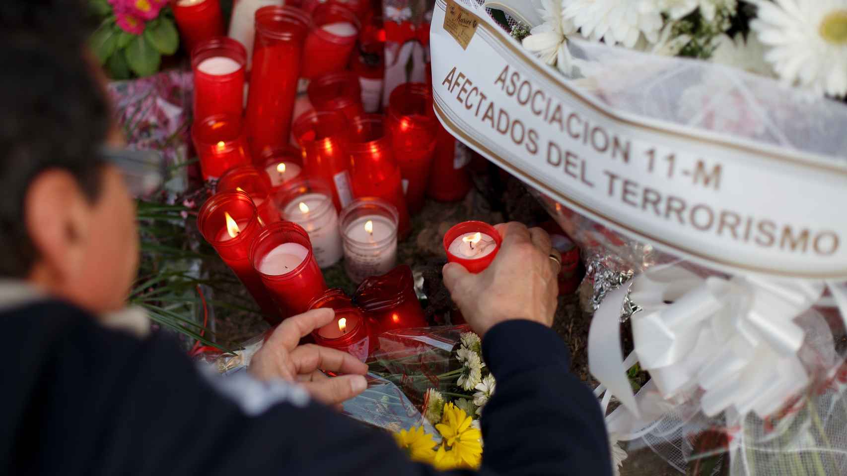 Velas y flores por el décimo aniversario del atentado / GETTY IMAGES - PABLO BLÁZQUEZ DOMÍNGUEZ
