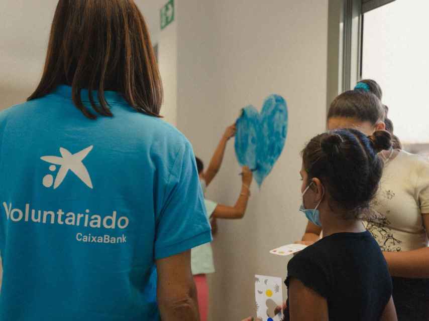 El programa Voluntariado CaixaBank ha ayudado a miles de personas