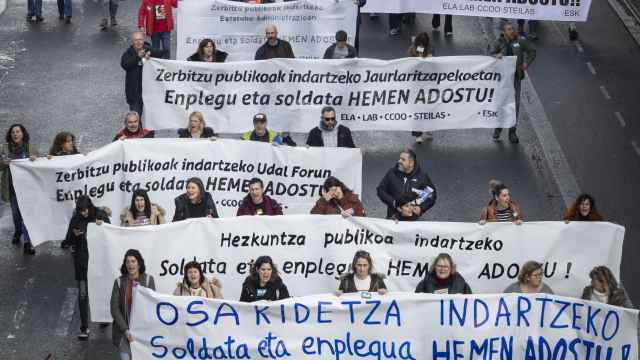 Vista de la manifestación que ha recorrido este martes San Sebastián con motivo de la jornada de huelga de los empleados públicos vascos