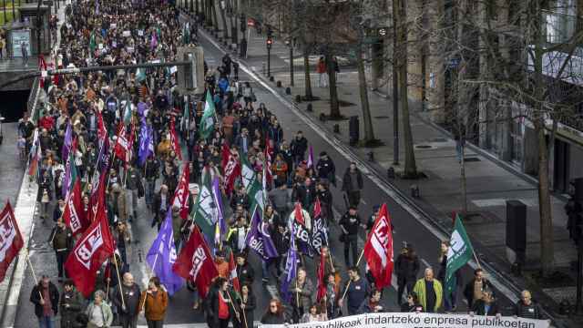 Vista de la manifestación que ha recorrido este martes San Sebastián con motivo de la jornada de huelga de los empleados públicos vasco / Javier Etxezarreta - EFE