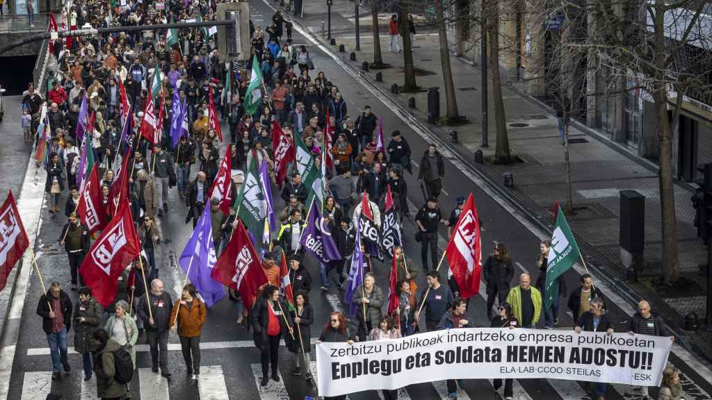 Vista de la manifestación que ha recorrido este martes San Sebastián con motivo de la jornada de huelga de los empleados públicos vasco / Javier Etxezarreta - EFE