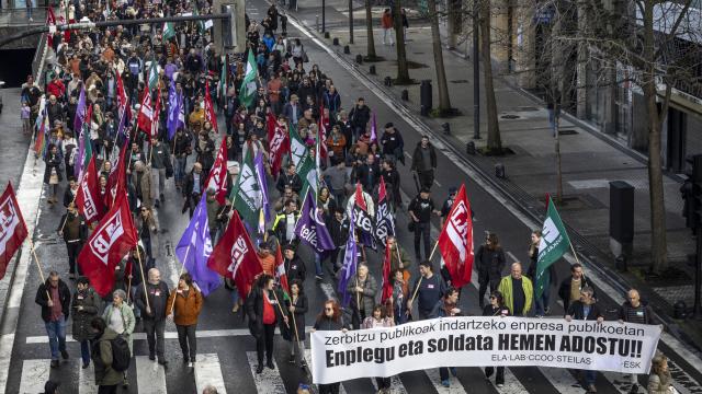 Vista de la manifestación que ha recorrido este martes San Sebastián con motivo de la jornada de huelga de los empleados públicos vasco / Javier Etxezarreta - EFE