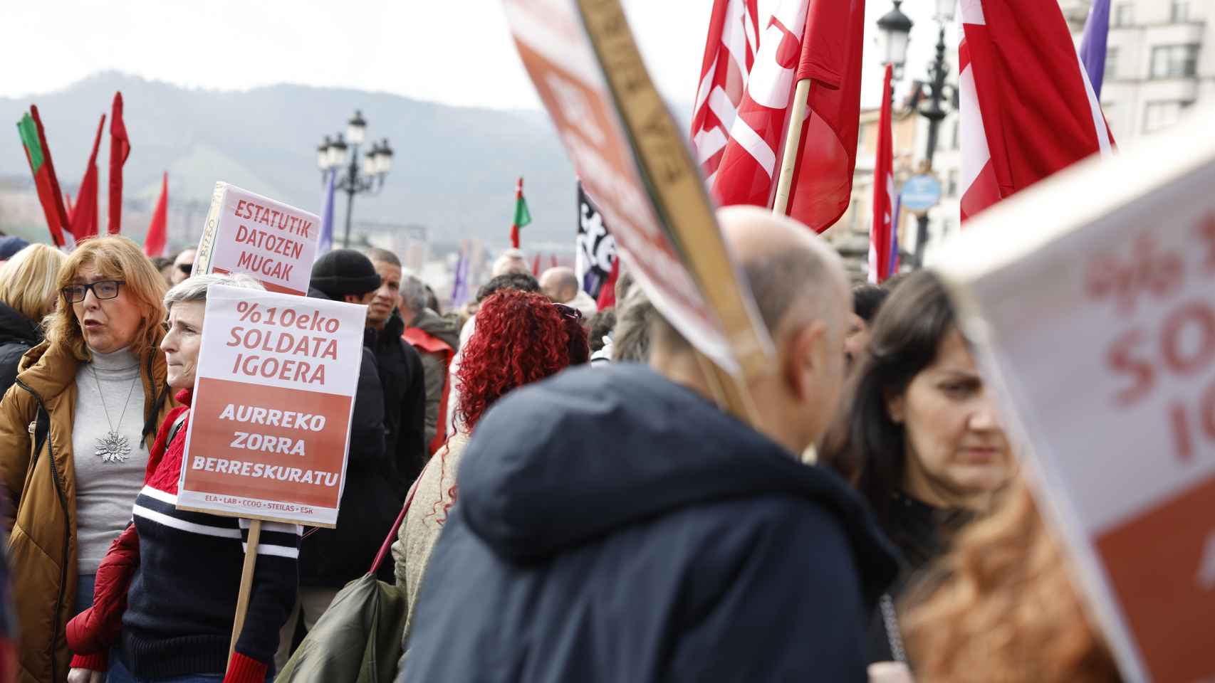 Miles de trabajadores del sector público vasco se han manifestado este martes en Bilbao para demandar en Euskadi la mejora del salario y el empleo en el sector, sin que haya imposiciones ni vetos de Madrid/ EFE/Miguel Toña