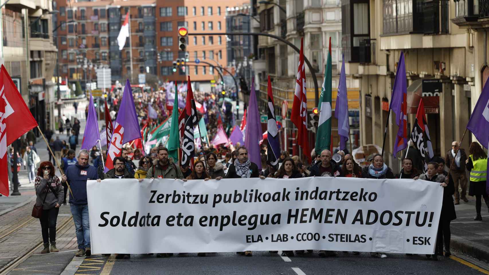 Miles de trabajadores del sector público vasco se han manifestado este martes en Bilbao para demandar en Euskadi la mejora del salario y el empleo en el sector / Miguel Toña - EFE