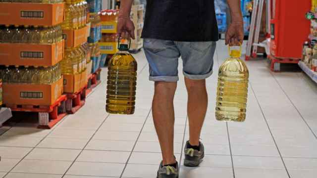 Roban 140 botellas de aceite en tres supermercados y se dan a la fuga en Vitoria/GETTYIMAGES
