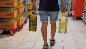 Roban 140 botellas de aceite en tres supermercados y se dan a la fuga en Vitoria/GETTYIMAGES