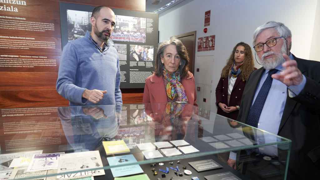 La nueva delegada del Gobierno en el País Vasco, Marisol Garmendia, en su primer acto oficial con una visita al Centro Memorial de las Víctimas del Terrorismo, junto con su director, Florencio Domínguez / L. Rico - EFE