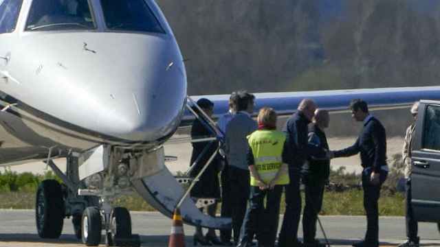 Momento el que el rey emérito Juan Carlos, baja del avión privado, donde ha aterrizado a las 11.30 horas de este miércoles en el aeropuerto de Foronda (Vitoria) / L.Rico - EFE