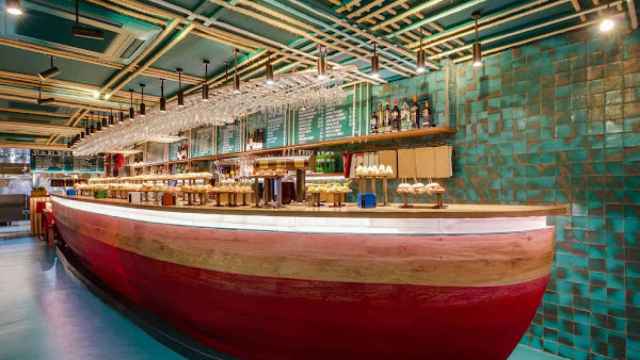 Una barra con forma de barco del restaurante más original de Euskadi.