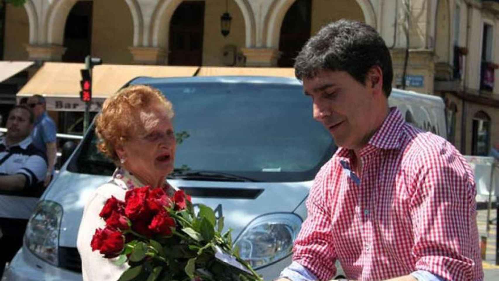 Albistegui reparte rosas como concejal del PSE-EE en Eibar.