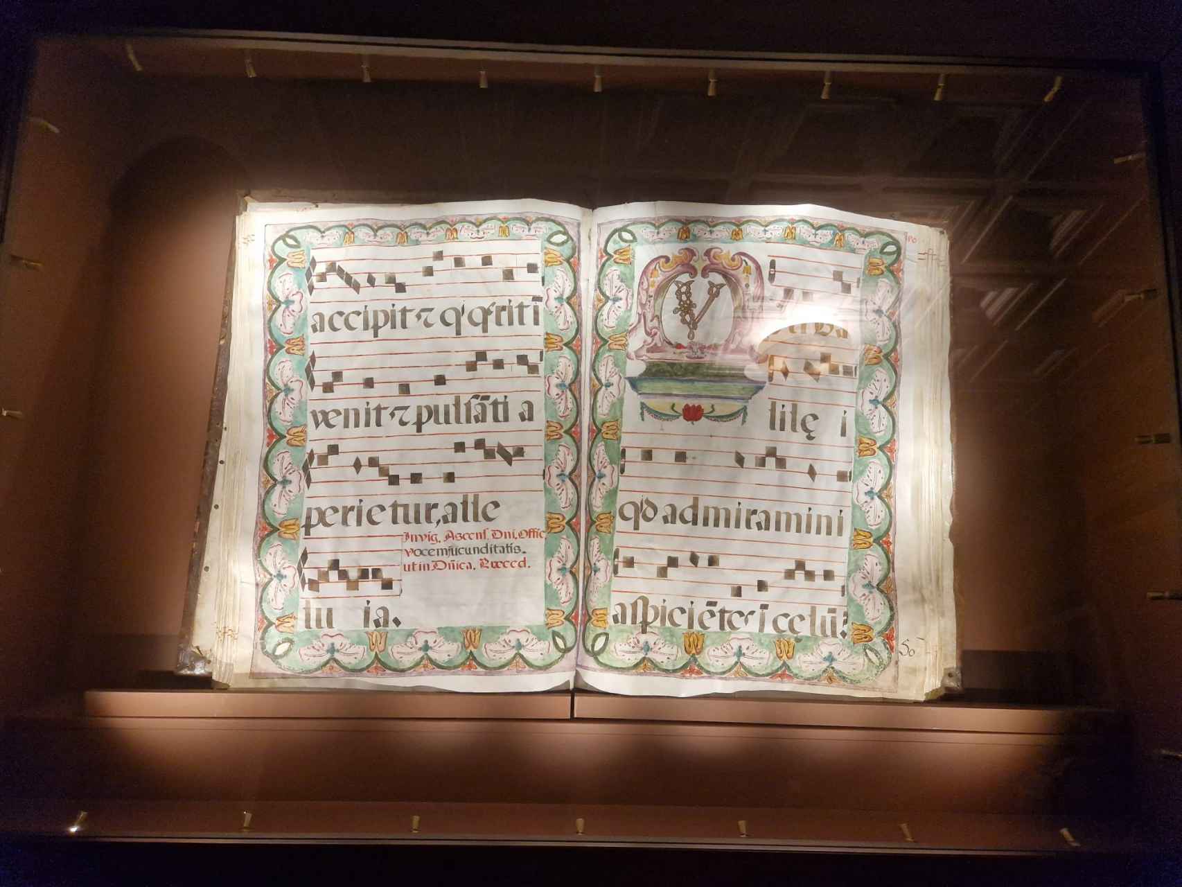 El inmenso libro de canto se colocaba sobre el facistol de madera que un monje se encargaba de girar a necesidad del coro / A. VIRI