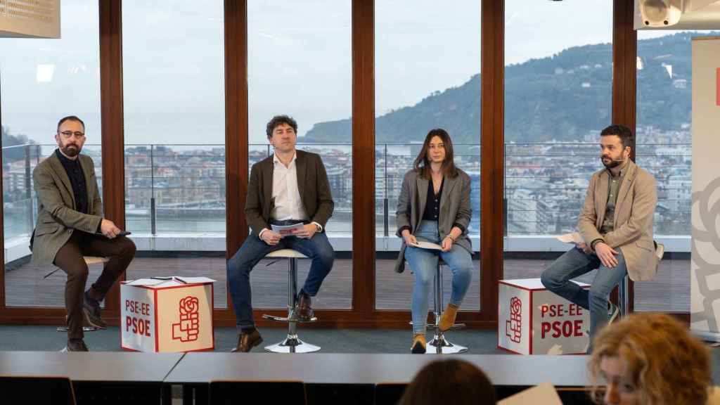 El secretario general del PSE-EE y candidato a lehendakari, Eneko Andueza,  junto al resto de candidatos en el acto donde han presentado el programa del partido / PSE-EE