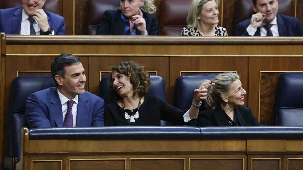 El presidente del Gobierno, Pedro Sánchez, conversa con la ministra de Hacienda, María Jesús Montero, en el Congreso de los Diputados/ Zipi - EFE