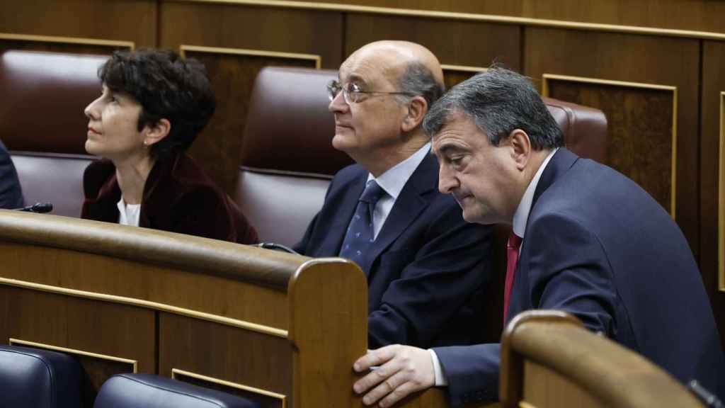 El portavoz del PNV Aitor Esteban y el diputado Mikel Legarda durante el pleno del Congreso de los Diputados / Zipi - EFE