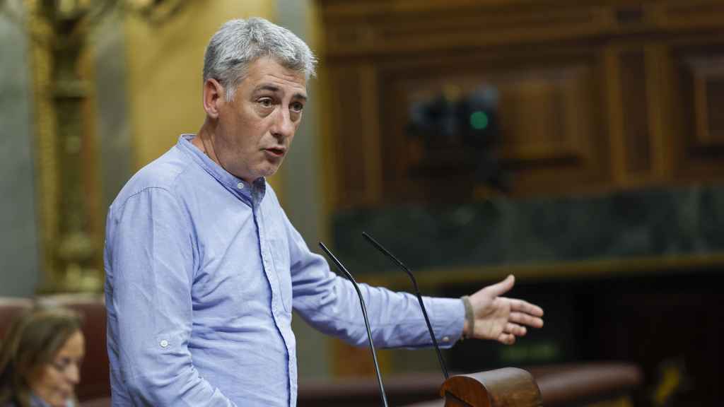 El diputado de EH Bildu Oskar Matute interviene en la sesión de control al Gobierno en el Congreso. / Chema Moya - EFE