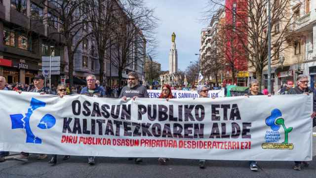 Manifestación convocada por la Coordinadora de Plataformas Ciudadanas por la Sanidad Pública, OPA Herri Plataformak, este sábado las calles de Bilbao / Javier Zorrilla - EFE