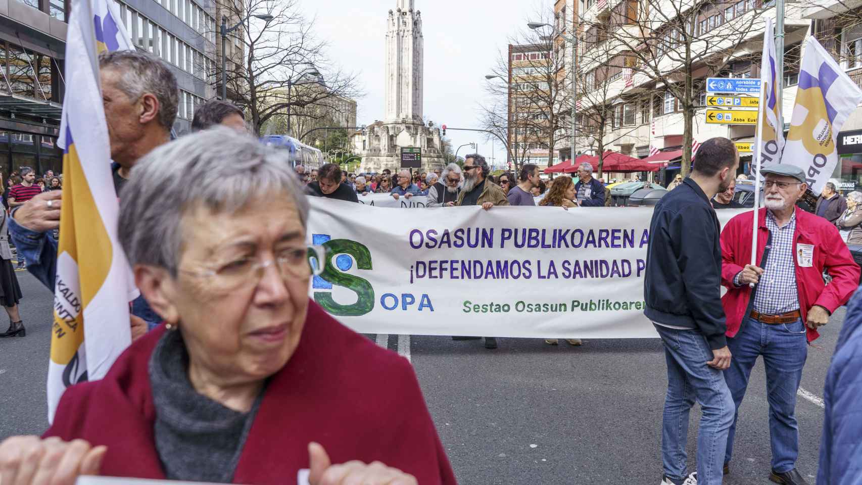 Una mujer durante la manifestación contra el desmantelamiento de Osakidetza en Bilbao /Javier Zorrilla - EFE