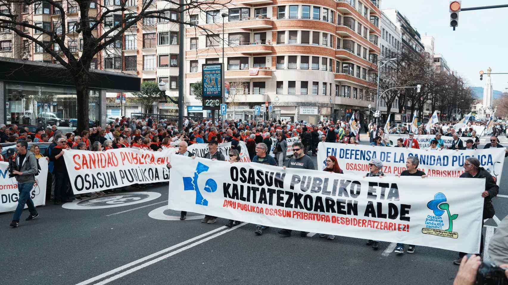 Miles de personas durante una de las movilizaciones en defensa de Osakidetza realizadas este sábado / H.Bilbao - Europa Press