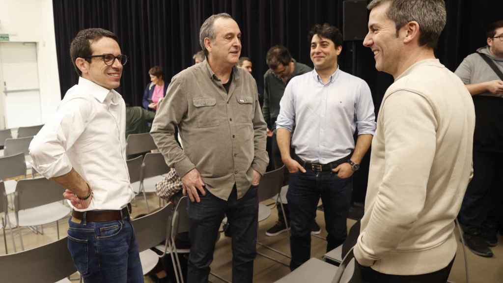 El candidato a lehendakari de EH Bildu, Pello Otxandiano, conversa con el secretario general de Sortu, Arkaitz Rodriguez / Juan Herrero - EFE