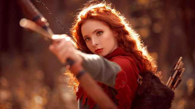 Una mujer celta lanza una flecha.