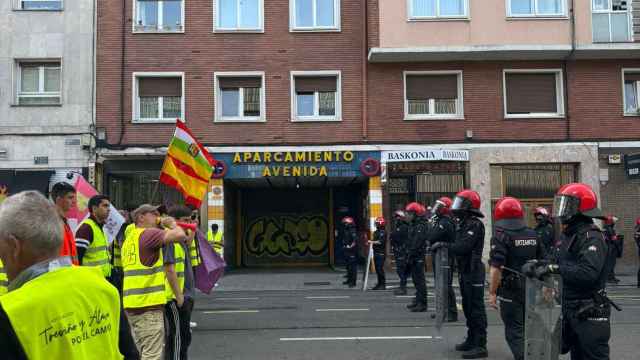Los agricultores vascos intensifican sus protestas en la visita del ministro Planas a Vitoria/CV