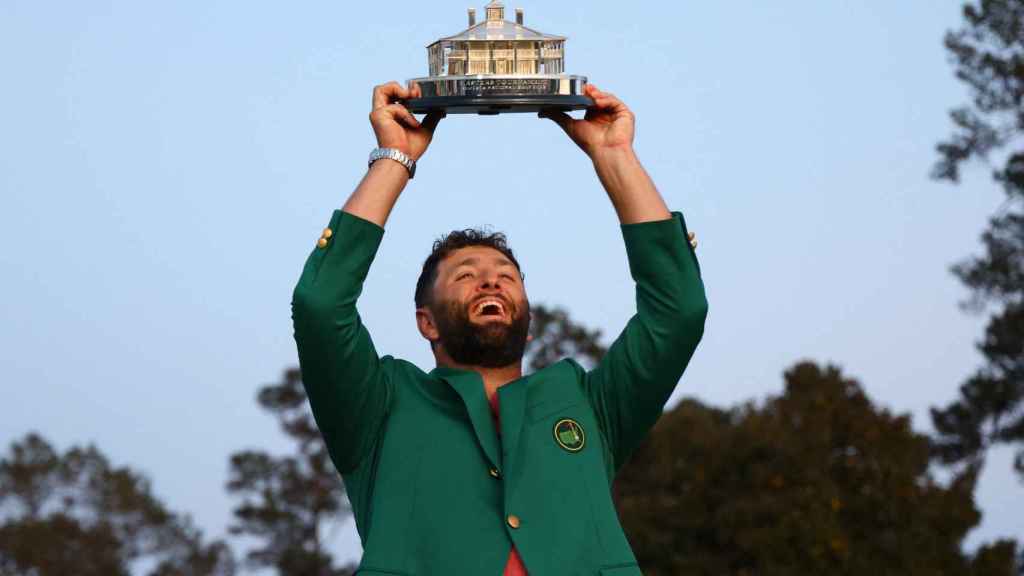 El golfista vasco Jon Rahm con la Chaqueta Verde tras ganar el Masters de Augusta en 2023.